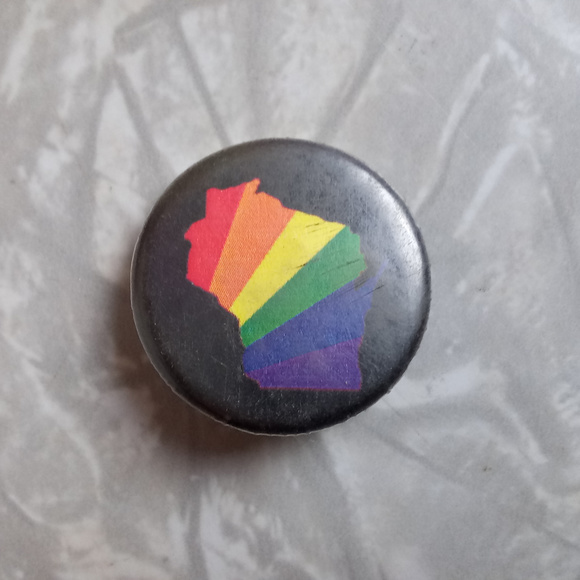 ❤💋Wisconsin State Shape Rainbow Pride 1.25" Button - Picture 1 of 4